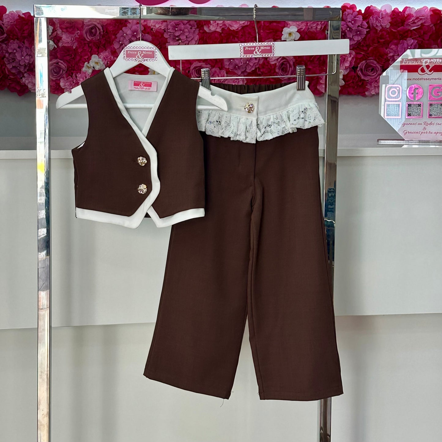 Conjunto chaleco y encaje