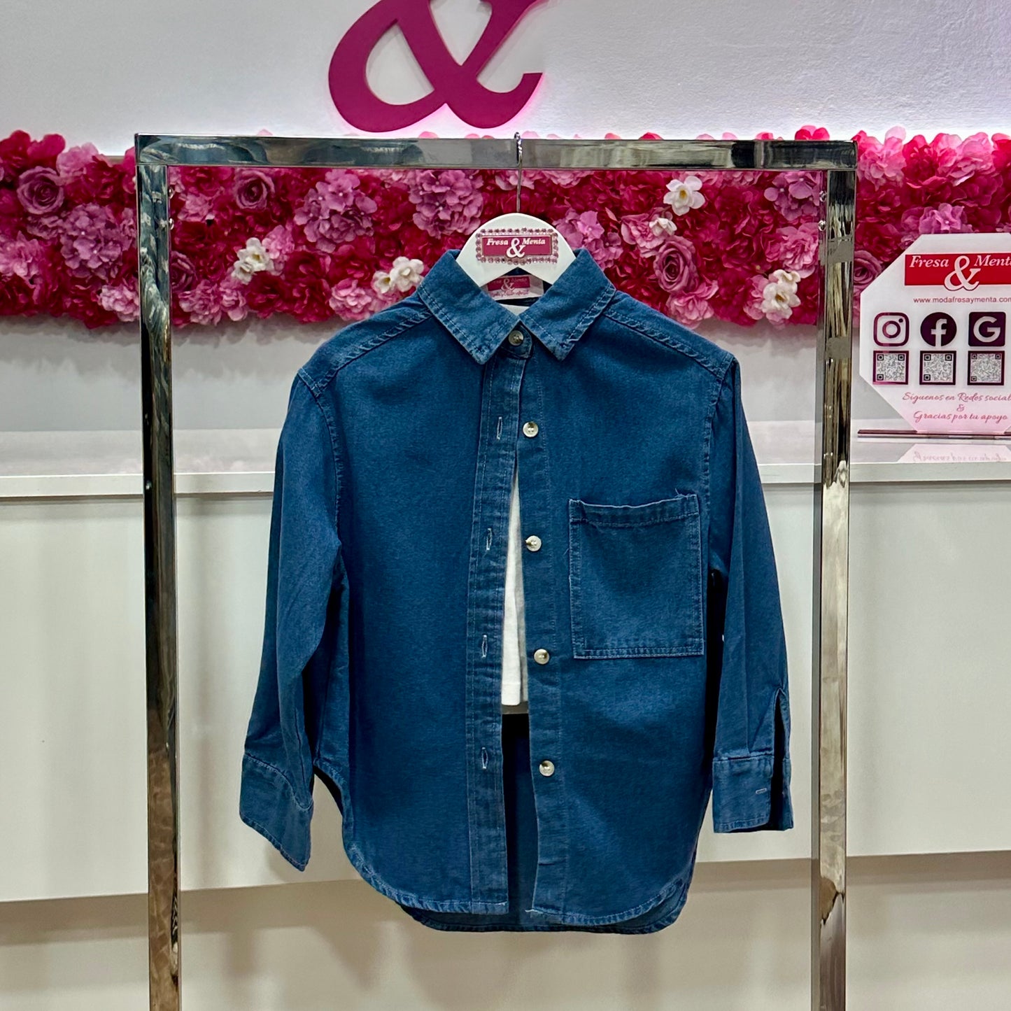 Sobre camisa jeans y camiseta