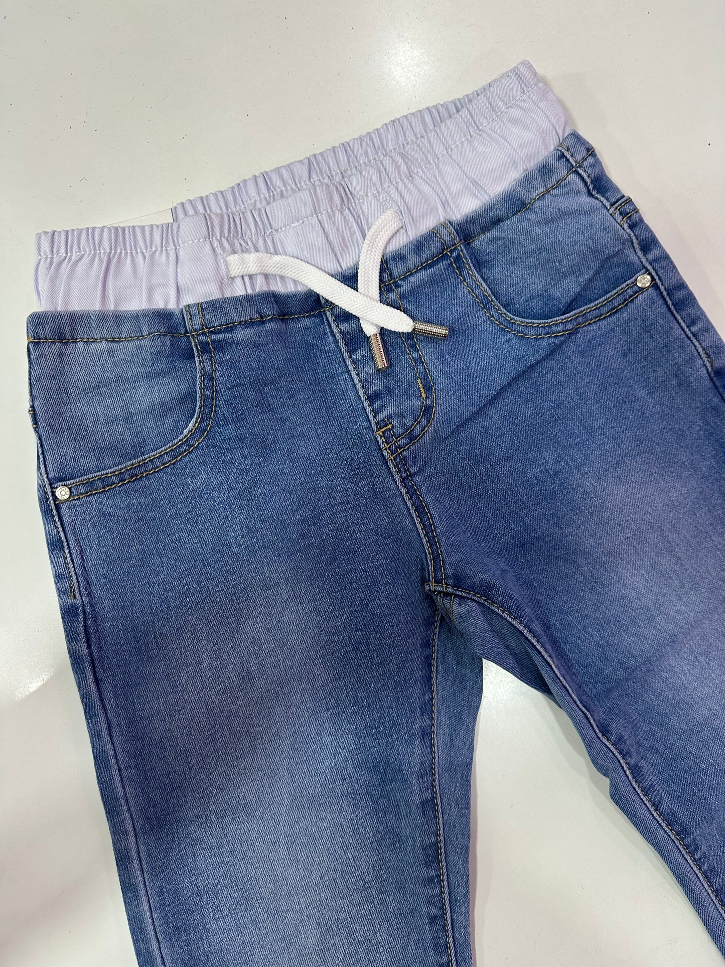 Jeans elástico con cinturilla blanca