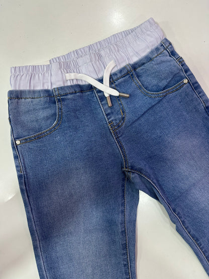 Jeans elástico con cinturilla blanca