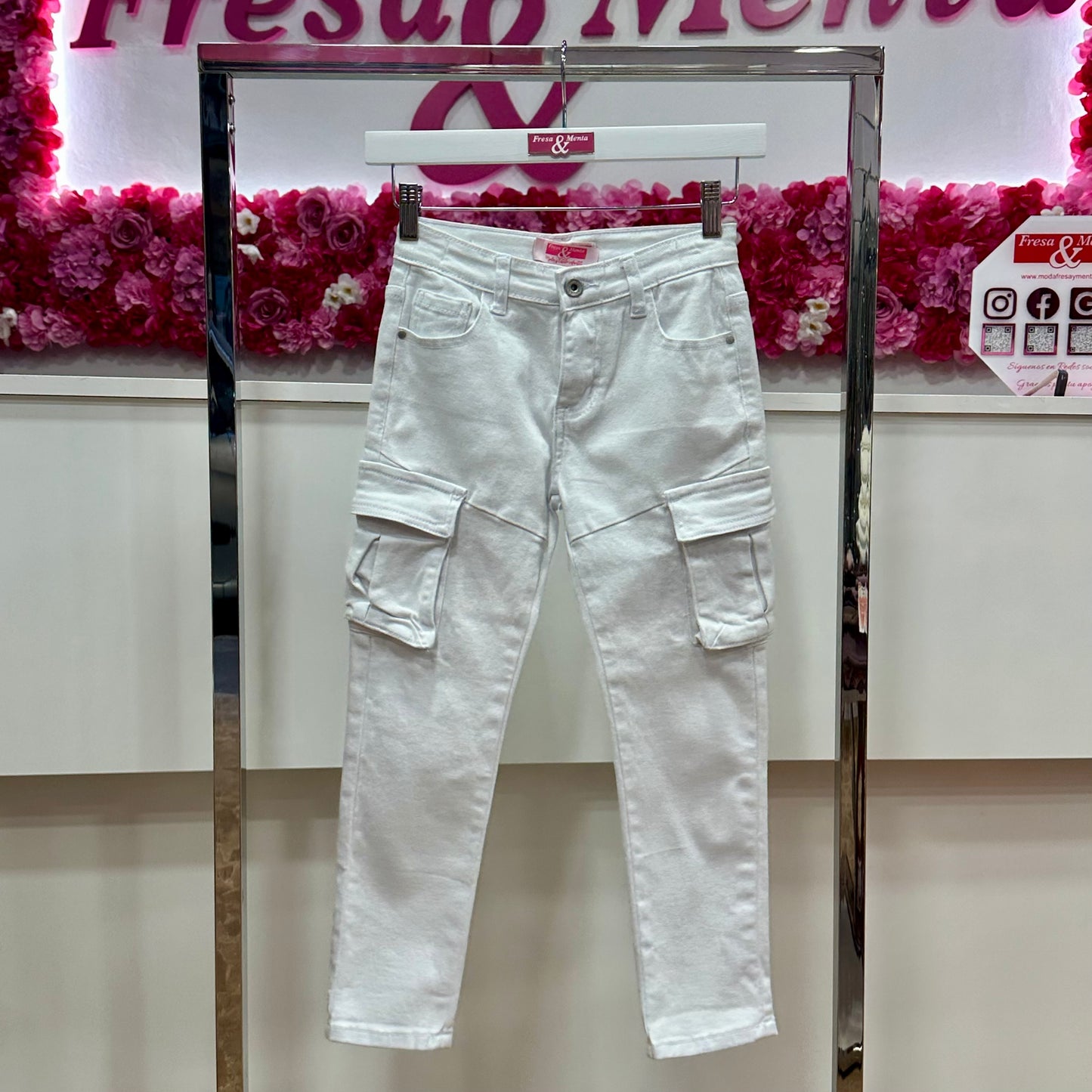 Jeans blanco con bolsillo cargo