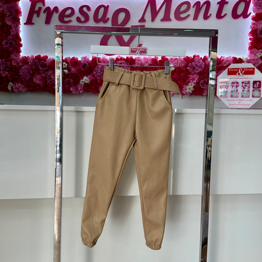 Pantalón poli piel con cinturón