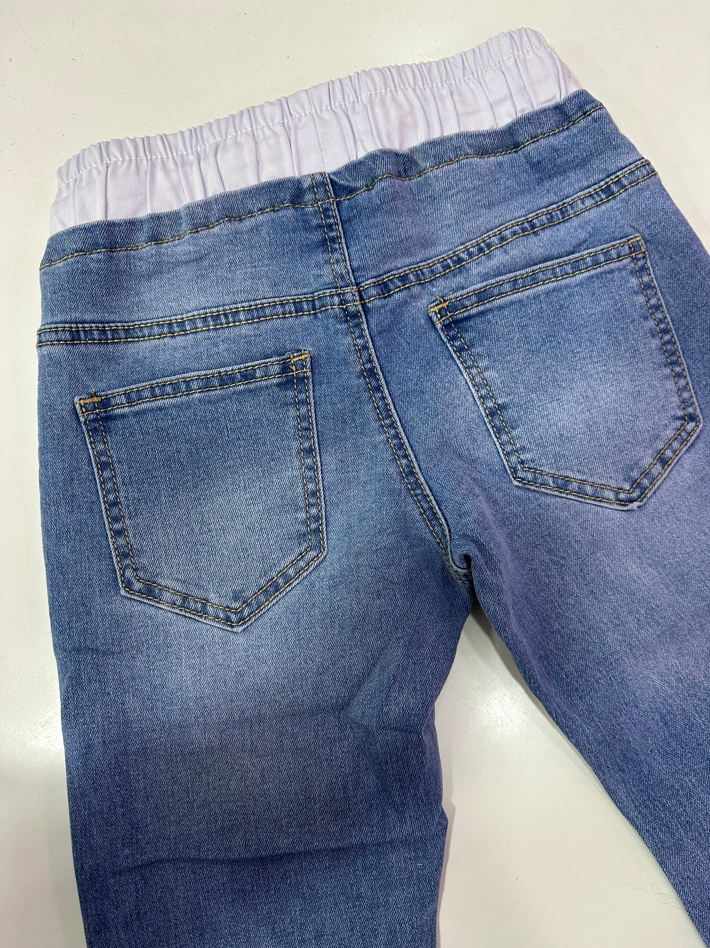 Jeans elástico con cinturilla blanca