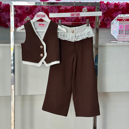 Conjunto chaleco y encaje