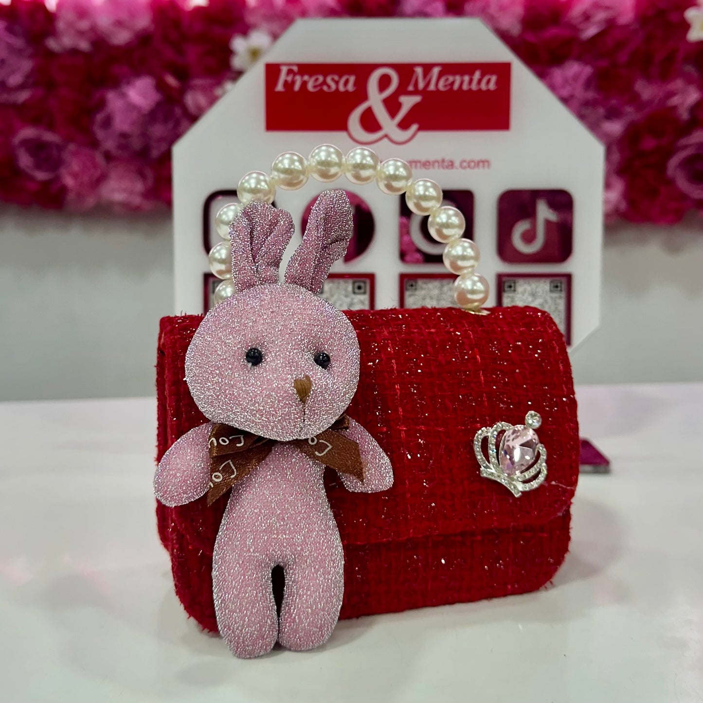 Mini bolso rojo con muñeco