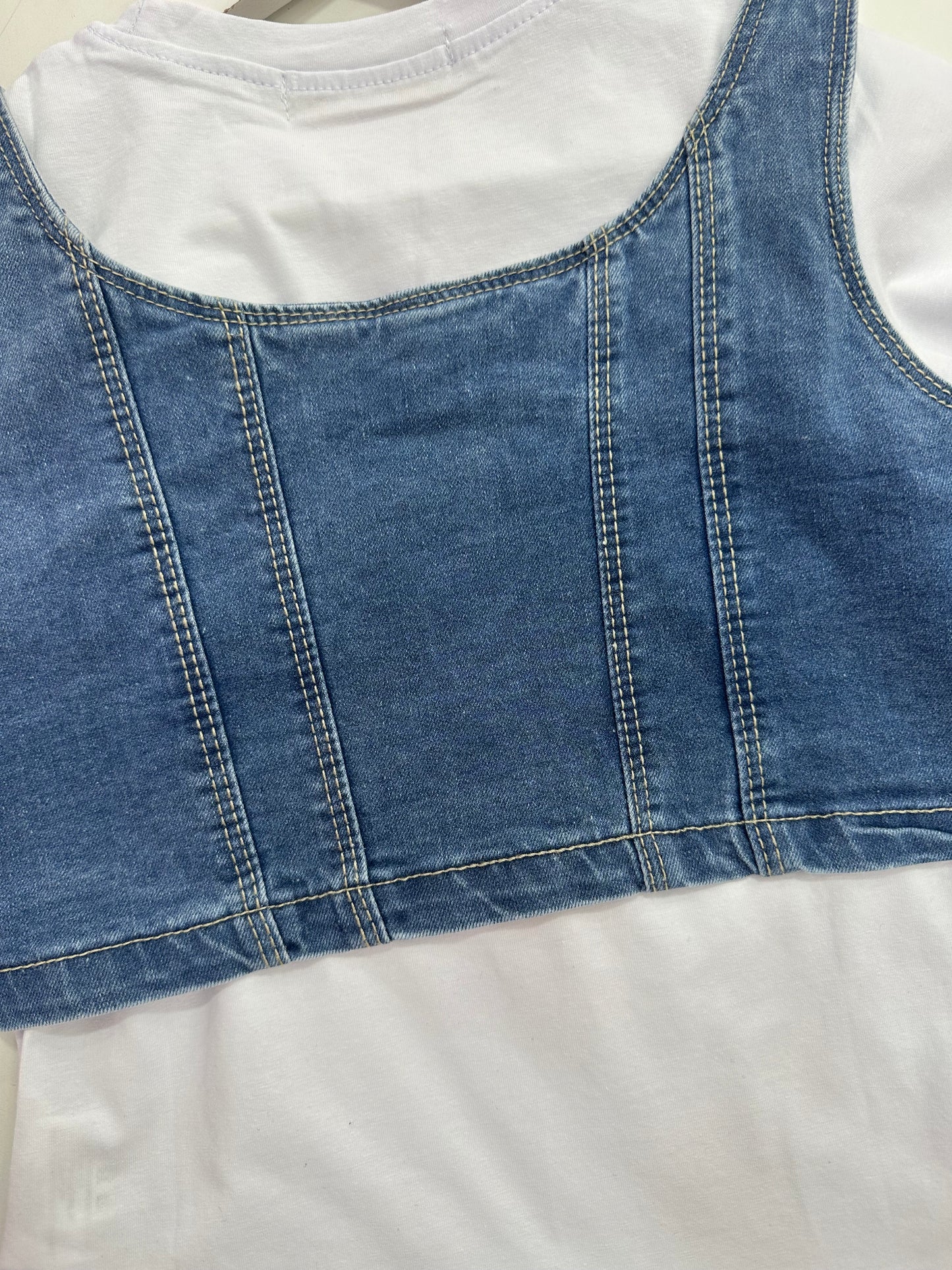 Conjunto short chaleco pedrería