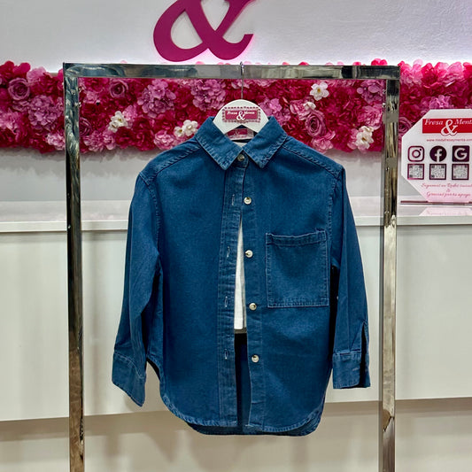 Sobre camisa jeans y camiseta